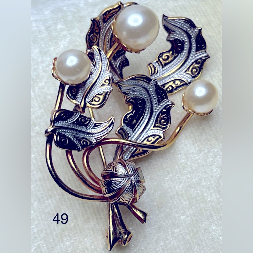 Vintage leaf brooch.